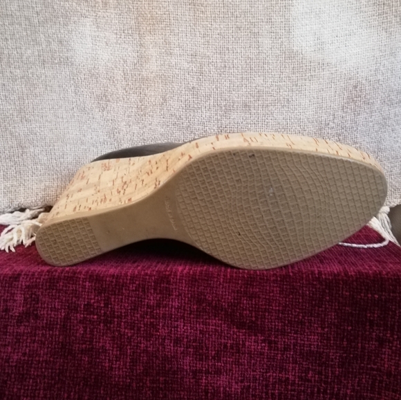 Stuart Weitzman Corkswoon Cork Leather Wedges - Picture 3 of 7